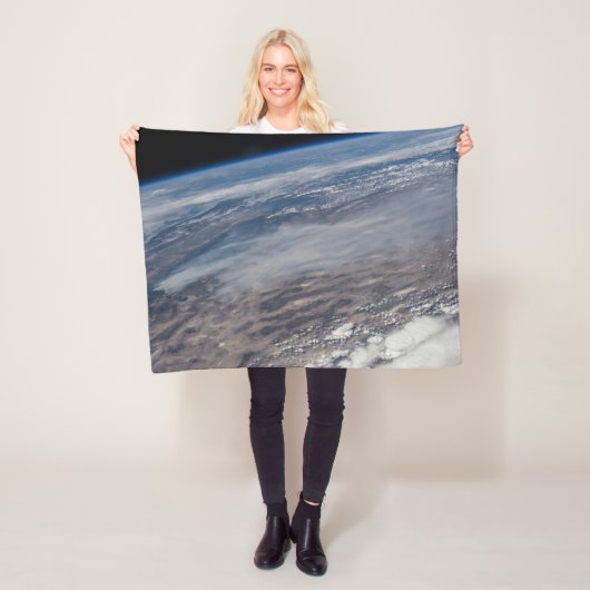 野火のまわりにヨセミテ国立公園。 フリースブランケット (インサイチュ)