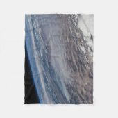 野火のまわりにヨセミテ国立公園。 フリースブランケット (正面)