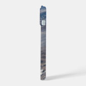 野火のまわりにヨセミテ国立公園。 iPhone 15ケース (左側面)