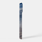 野火のまわりにヨセミテ国立公園。 iPhone 15ケース (右側面)