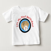 野球および手袋の第1誕生日のTシャツおよびギフト ベビーTシャツ (正面)