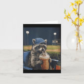 野球のアライグマがアイスコーヒーを飲む面白いデザイン カード (黄色い花)