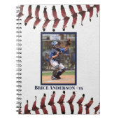 野球の写真が映える清潔な白の縦型デザイン ノートブック (正面)