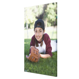 野球の地面にある女の子のポートレート キャンバスプリント