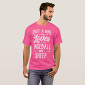 野球やヒツジの女性が大好きな女の子 Tシャツ (正面フル)
