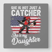 野球キャッチャーが米国アメリカ国旗をスポーツする スクエア壁時計 (正面)