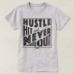 野球ソフトボールのハッスルヒット&ネバーシャやめツ Tシャツ<br><div class="desc">野球/ソフトボールTシャツ、スタイル、男性へ女性、子供で利用可能。文字読：ハッスル、ヒット、そしてやめ決してない、交差した野球とソフトボールのこうもりアイコン。</div>