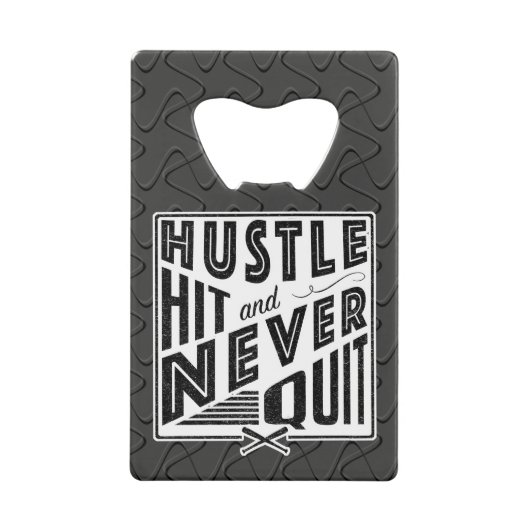 野球ソフトボールの喧騒、ヒットと決してやめない クレジットカード栓抜き (正面)