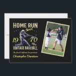 野球パーソナライズされた写真年名誕生日 招待状<br><div class="desc">写真テンプレートパーソナライズされたの誕生日パーティー招待カードとヴィンテージレトロ野球ホーム走デザイン。その野球ファン/コーチまたは本当に信頼できる個人のために、おそらくこれは究極のパーティの招待状である。だからもし、誰かが常に足を踏み上げ、人生の中で家庭にヒット走し、その後、このヴィンテージの誕生日の野球のデザインは、彼らが必要とすることになるかもしれない。提供されたテンプレートは、カードが簡単に年パーソナライズされた、名前とすべての重要な詳細を持つことができる。</div>