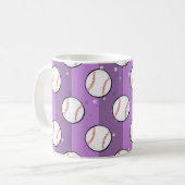 野球ボール – 紫の野のシームレスパターン コーヒーマグカップ (正面左)