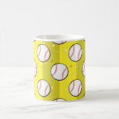 野球ボール – 黄色いフィールドのシームレスなパターン コーヒーマグカップ (中央)