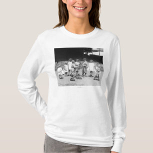 野球場の若い男の子そして女の子 Tシャツ
