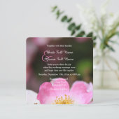 野生かわいらしのピンクのバラの花結婚式招待状。 招待状 (スタンド正面)