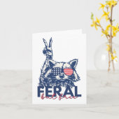 野生だけど自由なユーモアたっぷりのアライグマが愛国的に祝う第4日7月 カード (黄色い花)