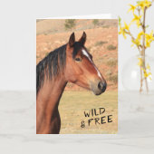 野生で自由なマスタングのグリーティングカード カード (黄色い花)