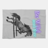 野生で自由な馬のジャンプをする キッチンタオル (横)