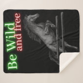 野生で自由な馬のジャンプをする シェルパブランケット (正面(横))