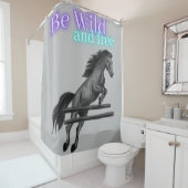 野生で自由な馬のジャンプをする シャワーカーテン (インサイチュ)