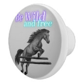 野生で自由な馬のジャンプをする セラミックノブ (右)