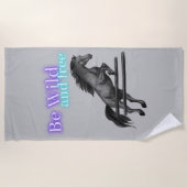 野生で自由な馬のジャンプをする ビーチタオル (正面)