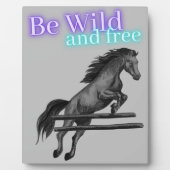 野生で自由な馬のジャンプをする フォトプラーク (正面)