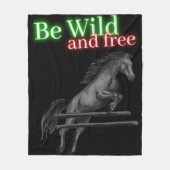 野生で自由な馬のジャンプをする フリースブランケット (正面)