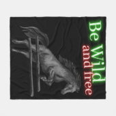 野生で自由な馬のジャンプをする フリースブランケット (正面(横))