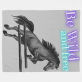 野生で自由な馬のジャンプをする フリースブランケット (正面(横))