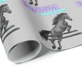 野生で自由な馬のジャンプをする ラッピングペーパー (ロールコーナー)