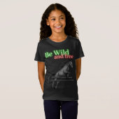 野生で自由な馬のジャンプをする Tシャツ (正面フル)