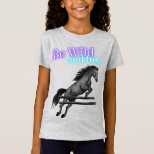 野生で自由な馬のジャンプをする Tシャツ