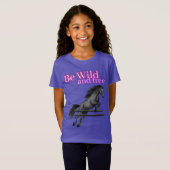 野生で自由な馬のジャンプをする Tシャツ (正面フル)