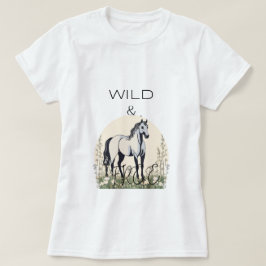 野生で自由な馬のTシャツ Tシャツ