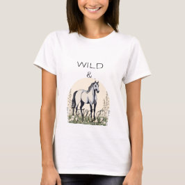野生で自由な馬のTシャツ Tシャツ