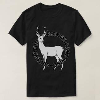 野生と知恵の間にある鹿の線画 Tシャツ