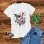 野生と自由な蝶のフローラ野生の花 Tシャツ<br><div class="desc">野生と自由な蝶フローラ野生の花のファッションTシャツのトップは、カラフルの水色のイラストレーション蝶と花の文字と"野生と自由"スクリプトのタイポグラフィモダン。誕生日、クリスマス、母の日などのための彼女のための完璧な贈り物。Evco Studioによる設計www.zazzle.com/store/evcostudio</div>