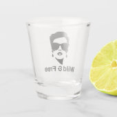 野生と自由な離婚の女性独身のパーティービーチ ショットグラス (裏面)