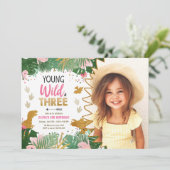 野生と3つのDinoGirlピンク恐竜3番目の誕生日 招待状 (スタンド正面)