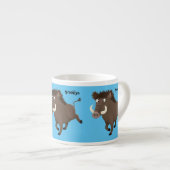 野生のおもしろいイノシシのラズルバック漫画イラストレーション エスプレッソカップ (正面右)