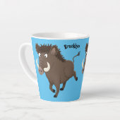 野生のおもしろいイノシシのラズルバック漫画イラストレーション カフェラテマグ (左アングル)