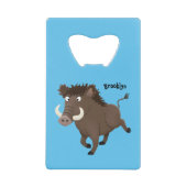 野生のおもしろいイノシシのラズルバック漫画イラストレーション クレジットカード栓抜き (正面)