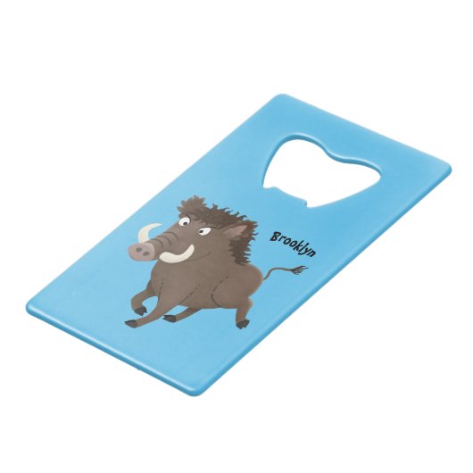 野生のおもしろいイノシシのラズルバック漫画イラストレーション クレジットカード栓抜き (正面アングル)