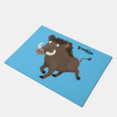 野生のおもしろいイノシシのラズルバック漫画イラストレーション ドアマット (アングル)