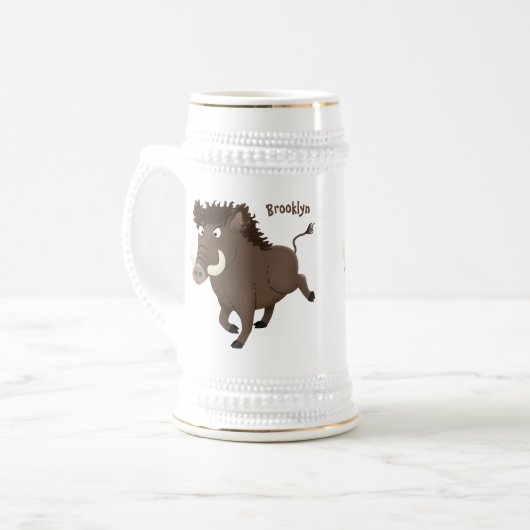 野生のおもしろいイノシシのラズルバック漫画イラストレーション ビールジョッキ (正面左)