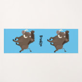 野生のおもしろいイノシシのラズルバック漫画イラストレーション ヨガマット (正面(横))