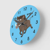 野生のおもしろいイノシシのラズルバック漫画イラストレーション ラウンド壁時計 (傾斜)