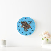 野生のおもしろいイノシシのラズルバック漫画イラストレーション ラウンド壁時計 (ホーム)