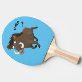 野生のおもしろいイノシシのラズルバック漫画イラストレーション 卓球ラケット (横)
