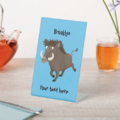 野生のおもしろいイノシシのラズルバック漫画イラストレーション 台座サイン (インサイチュ)