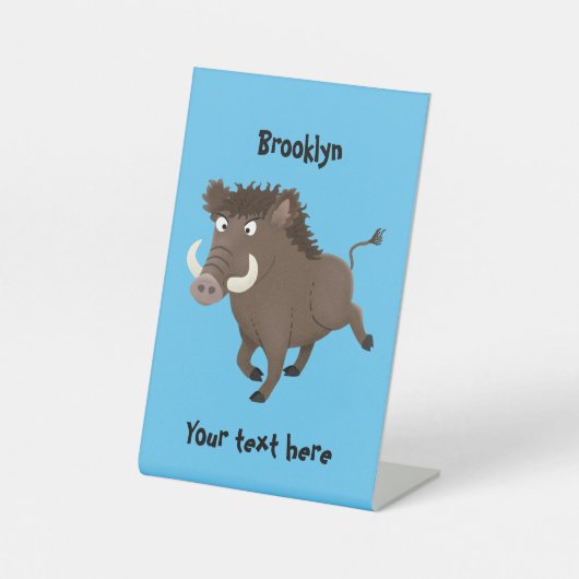 野生のおもしろいイノシシのラズルバック漫画イラストレーション 台座サイン (正面)